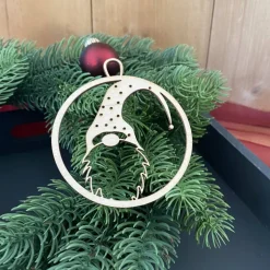 Weihnachtsgnom – Geschenkanhänger & Christbaumanhänger aus Holz, lasergeschnitten, festliche Dekoration