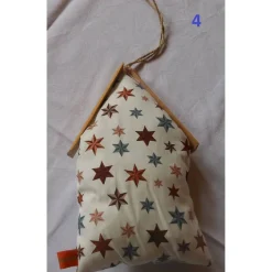 Weihnachtshaus Winterhaus Türhänger – Dekohaus aus Baumwolle mit Holzdach, Wanddeko & Fensterschmuck, 23x14x5cm