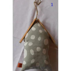 Weihnachtshaus Winterhaus Türhänger – Dekohaus aus Baumwolle mit Holzdach, Wanddeko & Fensterschmuck, 23x14x5cm