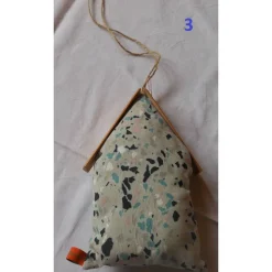 Weihnachtshaus Winterhaus Türhänger – Dekohaus aus Baumwolle mit Holzdach, Wanddeko & Fensterschmuck, 23x14x5cm