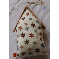 Weihnachtshaus Winterhaus Türhänger – Dekohaus aus Baumwolle mit Holzdach, Wanddeko & Fensterschmuck, 23x14x5cm