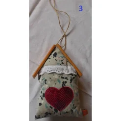 Weihnachtshaus Winterhaus Türhänger – Dekohaus aus Baumwolle mit Holzdach, Wanddeko & Fensterschmuck, 23x14x5cm