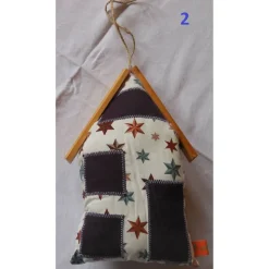 Weihnachtshaus Winterhaus Türhänger – Dekohaus aus Baumwolle mit Holzdach, Wanddeko & Fensterschmuck, 23x14x5cm