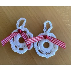 Weihnachts-Häkelkränzchen  - 2er Set - Geschenkeanhänger weiß mit roter Perle und Schleife handge