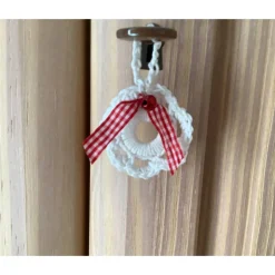 Weihnachts-Häkelkränzchen  - 2er Set - Geschenkeanhänger weiß mit roter Perle und Schleife handge