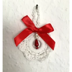 Weihnachts-Häkelkränzchen Baumschmuck Geschenkeanhänger weiß mit roter Satin-Schleife von Hobbyhaus