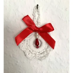Weihnachts-Häkelkränzchen Baumschmuck Geschenkeanhänger weiß mit roter Satin-Schleife von Hobbyhaus