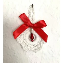 Weihnachts-Häkelkränzchen Baumschmuck Geschenkeanhänger weiß mit roter Satin-Schleife von Hobbyhaus