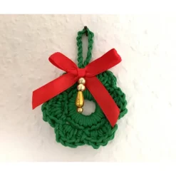 Weihnachts-Häkelkränzchen Baumschmuck Geschenkeanhänger grün mit roter Satin-Schleife von Hobbyhaus