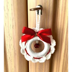 Weihnachts-Häkelkränzchen Baumschmuck in weiß-rot mit rotem Metallglöckchen von Hobbyhaus