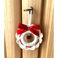 Weihnachts-Häkelkränzchen Baumschmuck in weiß-rot mit rotem Metallglöckchen von Hobbyhaus