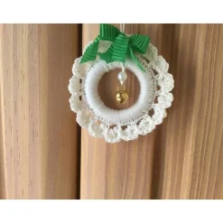 Weihnachts-Häkelkränzchen Baumschmuck in weiß mit grüner Schleife von Hobbyhaus