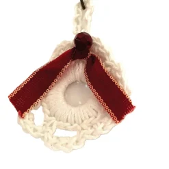 Weihnachts-Häkelkränzchen Baumschmuck Geschenkeanhänger weiß mit rotem Band und Perle handgemacht von Hobbyhaus