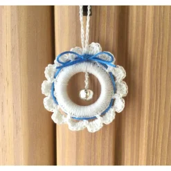 Weihnachts-Häkelkränzchen Geschenkeanhänger in weiß-hellblau mit Metallglöckchen von Hobbyhaus