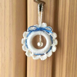 Weihnachts-Häkelkränzchen Geschenkeanhänger in weiß-hellblau mit Metallglöckchen von Hobbyhaus