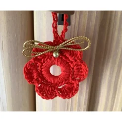 Weihnachts-Häkelkränzchen Geschenkeanhänger in rot mit 1 goldenen Perle und einer goldfarbenen Schleife verziert