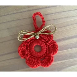 Weihnachts-Häkelkränzchen Geschenkeanhänger in rot mit 1 goldenen Perle und einer goldfarbenen Schleife verziert