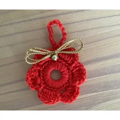 Weihnachts-Häkelkränzchen Geschenkeanhänger in rot mit 1 goldenen Perle und einer goldfarbenen Schleife verziert