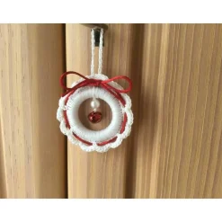 Weihnachts-Häkelkränzchen in weiß-rot handgehäkelt von Hobbyhaus