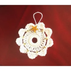 Weihnachts-Häkelkränzchen in weiß mit Perlen und Sternchen verziert