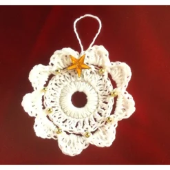 Weihnachts-Häkelkränzchen in weiß mit Perlen und Sternchen verziert