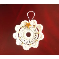 Weihnachts-Häkelkränzchen in weiß mit Perlen und Sternchen verziert