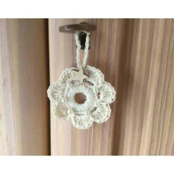 Weihnachts-Häkelkränzchen in beige mit weißen Perlen und Holzsternchen