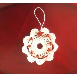 Weihnachts-Häkelkränzchen in weiß mit roten Perlen handgemacht von Hobbyhaus