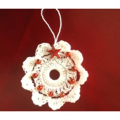 Weihnachts-Häkelkränzchen in weiß mit roten Perlen handgemacht von Hobbyhaus