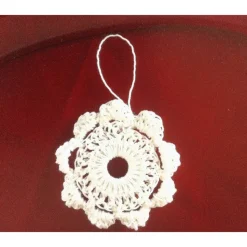 Weihnachts-Häkelkränzchen in weiß mit roten Perlen handgemacht von Hobbyhaus