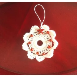 Weihnachts-Häkelkränzchen in weiß mit roten Perlen handgemacht von Hobbyhaus