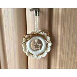 Weihnachts-Häkelkränzchen in beige mit Satinkordel und einem Holzstern verziert