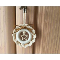 Weihnachts-Häkelkränzchen in beige mit Satinkordel und einem Holzstern verziert