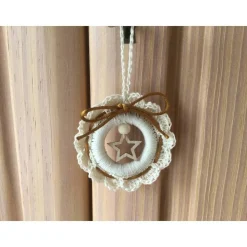 Weihnachts-Häkelkränzchen in beige mit Satinkordel und einem Holzstern verziert