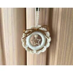 Weihnachts-Häkelkränzchen in beige mit Satinkordel und einem Holzstern verziert