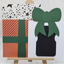 Weihnachtskarte „Festliches Geschenk in Korallrot & Tannengrün“ – Handgemachte Karte mit Gutscheinfach | Edle Schleifeno