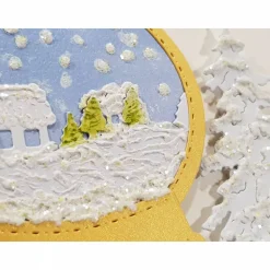 Weihnachtskarte in weiß und gold Schneekugel mit glitzernder Winterlandschaft