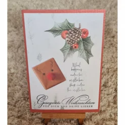 Weihnachtskarte mit Geschenk , Blätter , Tannenzapfen