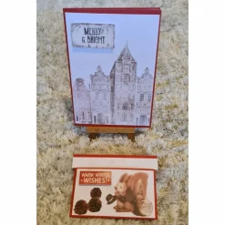 Weihnachtskarte mit Gutscheinverpackung " Merry & Bright " Gebäude,Tannenzapfen