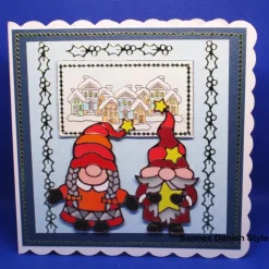 Weihnachtskarte mit süßen Wichteln und verschneitem Dorf – 3D Stickerkarte mit Umschlag in Rot, Grün und Blautönen