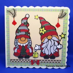 Weihnachtskarte Wichtel – Handgemachte Stickerkarte mit Tannenzweigen & Schleife, rot grau grün, 15x15cm