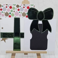 Weihnachtskarte „Winterliches Geschenk in Weiß & Glanzgrün“ – Handgefertigte Karte mit Gutscheinfach | Festliche Schleif