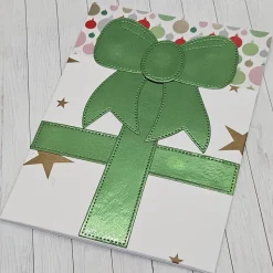 Weihnachtskarte „Winterliches Geschenk in Weiß & Glanzgrün“ – Handgefertigte Karte mit Gutscheinfach | Festliche Schleif