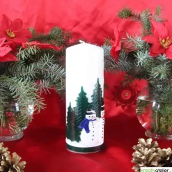 Weihnachtskerze personalisierbar –Winterkerze mit Schneemännern und Tannenwald, perfekt als Deko oder Weihnachtsgeschenk