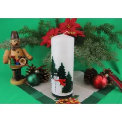 Weihnachtskerze personalisierbar –Winterkerze mit Schneemännern und Tannenwald, perfekt als Deko oder Weihnachtsgeschenk