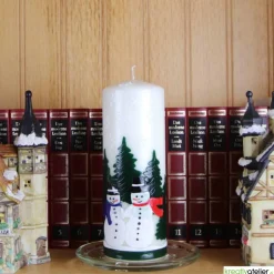 Weihnachtskerze personalisierbar –Winterkerze mit Schneemännern und Tannenwald, perfekt als Deko oder Weihnachtsgeschenk