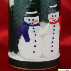 Weihnachtskerze personalisierbar –Winterkerze mit Schneemännern und Tannenwald, perfekt als Deko oder Weihnachtsgeschenk