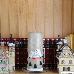 Weihnachtskerze personalisierbar – taupefarbene Winterkerze mit Winterdorf, ideales Geschenk oder Deko