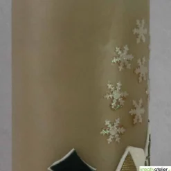 Weihnachtskerze personalisierbar – taupefarbene Winterkerze mit Winterdorf, ideales Geschenk oder Deko