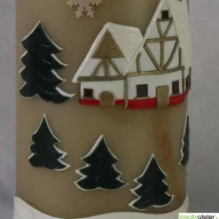 Weihnachtskerze personalisierbar – taupefarbene Winterkerze mit Winterdorf, ideales Geschenk oder Deko